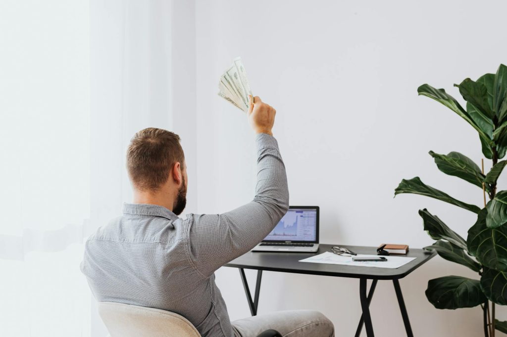 Make money thanks to our webmaster in London while working in the background